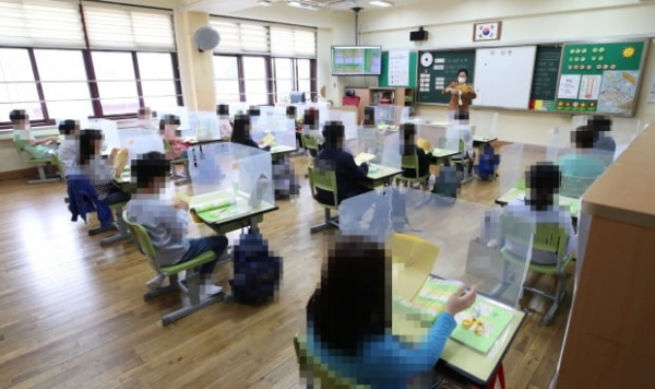 ▲서울 소재 한 초등학교 학생들이 수업에 임하는 모습. (연합뉴스)