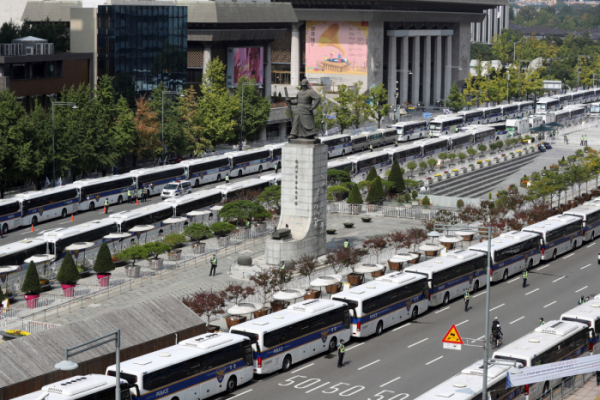 ▲코로나19 전파 우려로 일부 보수단체의 개천절 집회가 전면 금지된 3일 서울 광화문광장 일대가 경찰 봉쇄돼 있다.  (뉴시스)