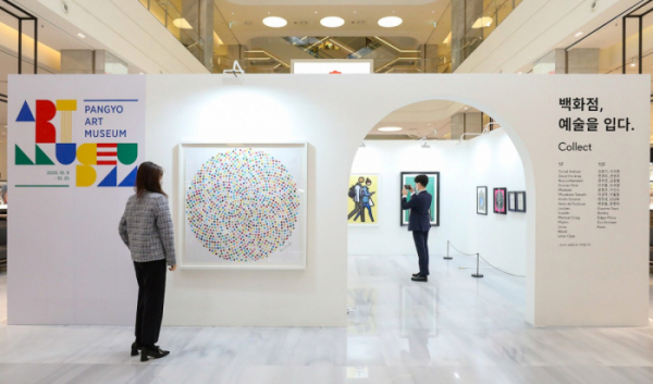 ▲11일 현대백화점 판교점 1층 열린 광장에서 고객들이 전시된 예술 작품을 감상하고 있다. (사진제공=현대백화점)