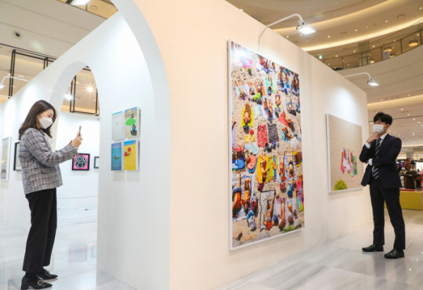 ▲11일 현대백화점 판교점 1층 열린 광장에서 고객들이 전시된 예술 작품을 감상하고 있다. (사진제공=현대백화점)