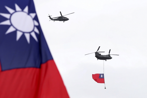 ▲대만 건국기념일인 10일 군용헬기가 대만 국기를 수송하고 있다. 타이베이/AP뉴시스
