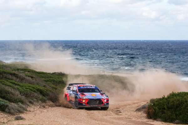 ▲이탈리아에서 열린 ‘2020 월드랠리챔피언십’ 6차 대회에서 현대자동차 ‘i20 Coupe WRC’ 랠리카가 달리고 있다.  (사진제공=현대차)