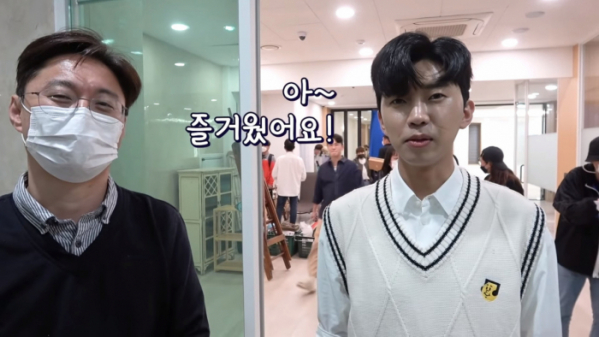 ▲임영웅(오른쪽), 소속사 대표(사진=유튜브채널 '임영웅' 캡처)