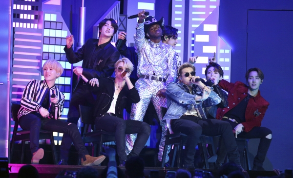 ▲그룹 방탄소년단(BTS)이 1월 26일(현지시간) 미국 로스앤젤레스(LA)에서 열린 62회 그래미 시상식에서 공연을 하고 있다. LA/AP뉴시스
