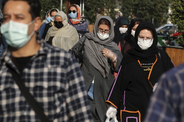 ▲이란 테헤란에서 사람들이 11일(현지시간) 마스크를 낀 채 거리를 걷고 있다. 테헤란/AP뉴시스
