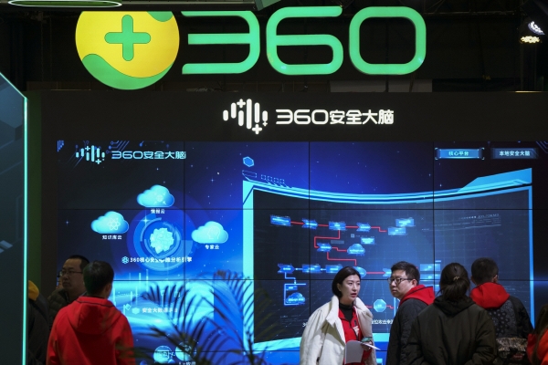 ▲중국 베이징에서 작년 11월 21일 열린 월드5G 컨벤션 행사에서 방문객들이 사이버 보안업체 치후360 부스를 둘러보고 있다. 베이징/AP뉴시스 
