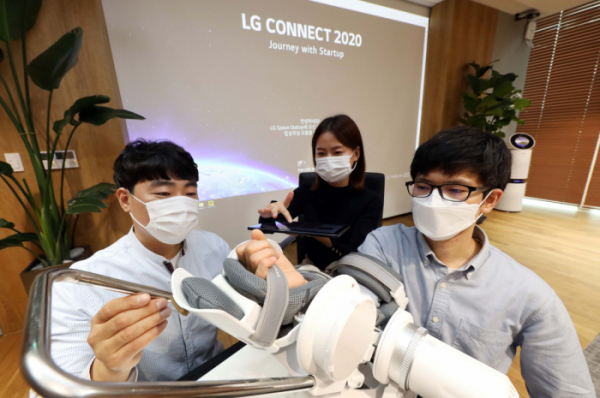 ▲LG가 14일부터 15일까지 이틀간 온라인을 통해 누구나 참여가능한 스타트업 행사 'LG 커넥트'에 참가한 '에이치로보틱스' 관계자가 재활 보조용 로봇 수트를 시연하고 있다. (사진제공=LG그룹)