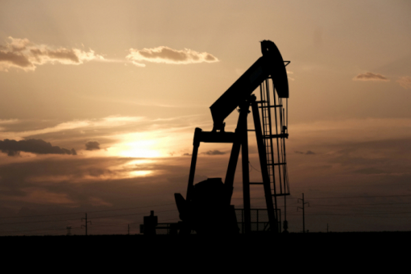 ▲미국 텍사스주 미들랜드의 한 유전에서 펌핑잭이 석유를 뽑아올리고 있다. 국제에너지기구(IEA)는 13일(현지시간) ‘연례 세계 에너지 전망’에서 향후 10년 안에 석유 수요가 정점을 찍고 하락세를 탈 것이라고 내다봤다. 미들랜드/로이터연합뉴스