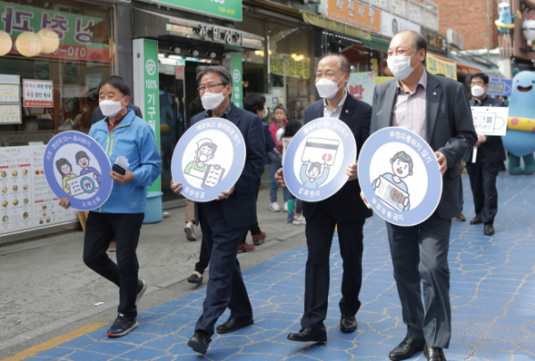 ▲조봉환 이사장이 서울 남성사례시장에서 다다익선 캠페인을 펼치고 있다. (소진공 제공)