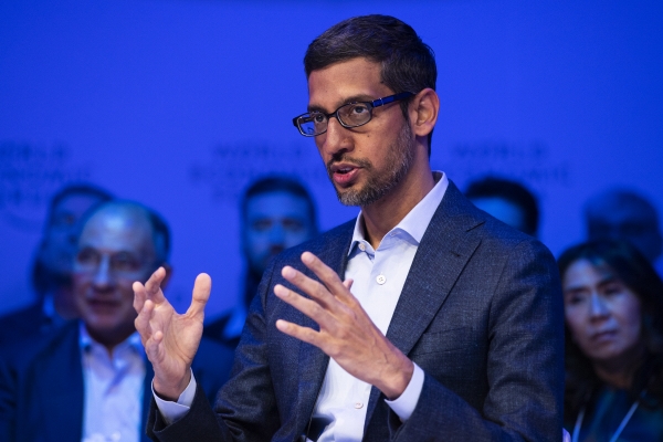 ▲순다르 피차이 구글 최고경영자(CEO)가 지난 1월 스위스 다보스에서 열린 세계경제포럼에 참석해 연설을 하는 모습. 다보스/AP뉴시스
