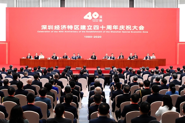 ▲시진핑(가운데) 중국 국가주석이 14일(현지시간) 광둥성 선전 경제특구 설립 40주년 기념식에 참석하고 있다. 시 주석은 이 자리에서 더 높은 수준의 개혁·개방을 촉구했다. 선전/AP뉴시스
