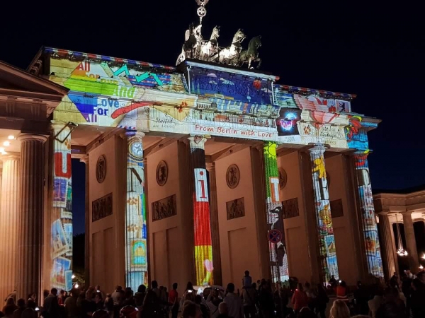 ▲지난달 12일 독일 통일 30주년 기념으로 열린 베를린 빛 축제에서 통일의 상징물인 브란덴부르크문 기둥에 ‘united’가 빛으로 새겨지고 있다.   베를린/연합뉴스
