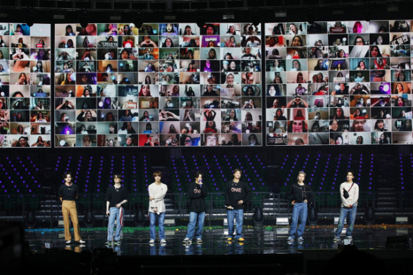 ▲방탄소년단(BTS)이 10일 온라인 라이브 콘서트 ‘맵 오브 더 솔 원’ 현장에서 아미들과 공연을 하고 있다. 연합뉴스