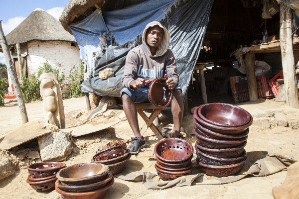 ▲잠비아의 한 공예가가 자신의 가게에서 조각품들을 닦고 있다. 루사카/신화뉴시스
