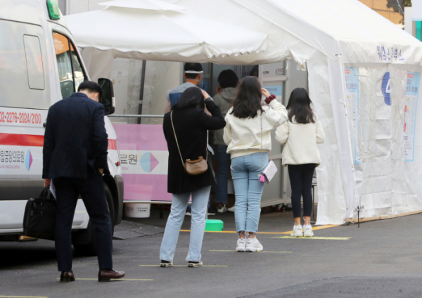 ▲서울 중구 국립중앙의료원 선별 진료소에서 검사를 원하는 시민들이 줄을 서 있다.  (사진제공=뉴시스)