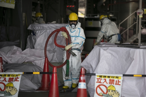 ▲일본 후쿠시마 제1원자력발전소 오염수 처리시설에서 2월 12일(현지시간) 근로자들이 방호복을 입고 작업하고 있다. 후쿠시마/AP뉴시스
