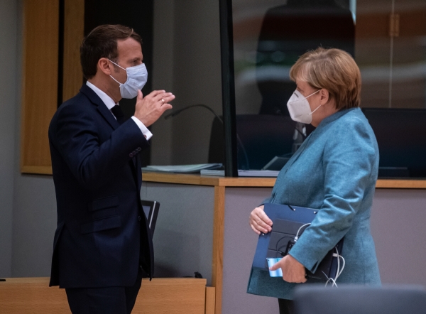 ▲에마뉘엘 마크롱(왼쪽) 프랑스 대통령과 앙겔라 메르켈 독일 총리가 15일(현지시간) 벨기에 브뤼셀에서 열린 EU 정상회의에 참석해 대화를 나누고 있다. 브뤼셀/신화연합뉴스
