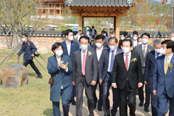 ▲수목원 관람하는 정세균(앞줄 오른쪽 2번째) 총리와 관계자들. (사진제공=한국수목원관리원)