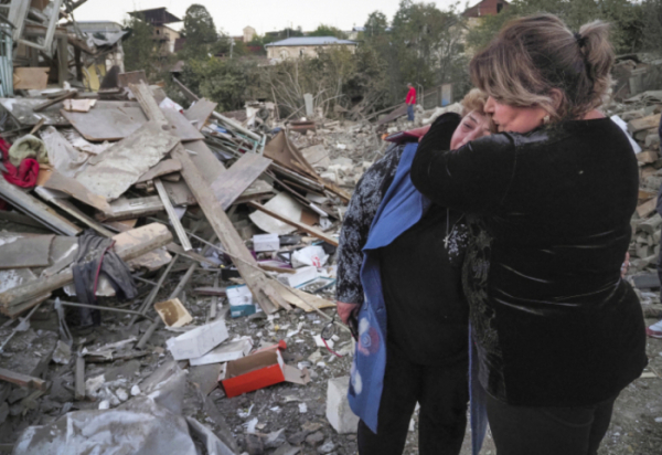 ▲나고르노-카라바흐 지역에서 17일(현지시간) 주민들이 폭격을 맞아 무너진 집을 보고 슬퍼하고 있다. 아르메니아와 아제르바이잔은 이날 성명을 내고 “18일 0시부터 인도주의적 협정에 돌입한다”고 밝혔다. 나고르노-카라바흐/AP연합뉴스