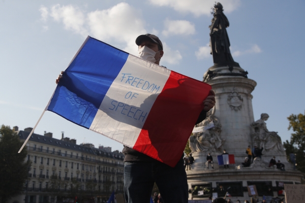 ▲18일(현지시간) 프랑스 파리에서 한 시민이 테러규탄 집회에 참석해 ‘표현의 자유’ 글귀가 쓰인 프랑스 국기를 내보이고 있다. 파리/AP뉴시스
