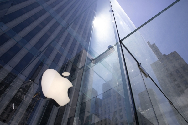 ▲애플 뉴욕매장 모습. 애플의 신작 아이폰12는 사전판매 첫날에만 200만 대를 기록한 것으로 추정되고 있다. 뉴욕/AP뉴시스

