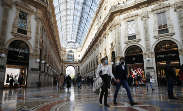▲이탈리아 밀라노에서 17일(현지시간) 마스크를 쓴 시민들이 쇼핑센터를 지나가고 있다. 밀라노/AP연합뉴스