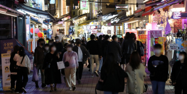 ▲수도권의 클럽 등 유흥주점, 노래연습장, 대형학원, 뷔페식당 등 이른바 '고위험시설'이 운영을 재개한 뒤 서울 홍대 인근이 사람들로 북적이고 있다.  (뉴시스)