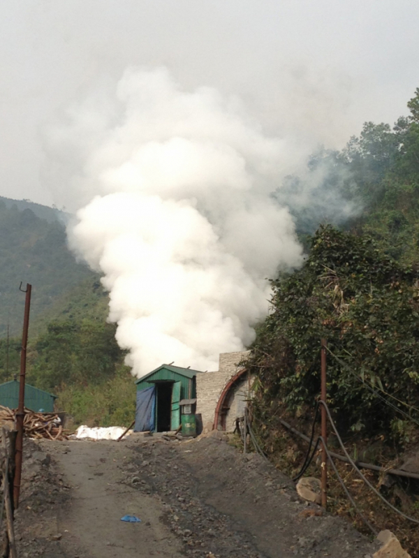 ▲베트남 하노이의 석탄 채굴 현장에서 연기가 뿜어져 나오고 있다. 하노이/신화뉴시스