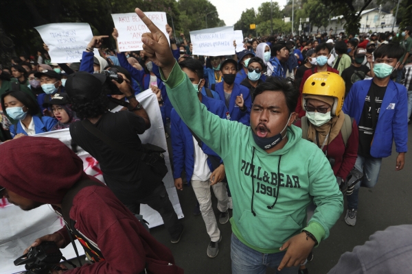 ▲인도네시아 자카르타에서 20일(현지시간) 사람들이 노동법에 항의하는 시위를 벌이고 있다. 자카르타/AP연합뉴스

