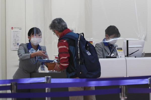 ▲일본 하네다공항에서 한 탑승객이 수속절차를 밟고 있다. 도쿄/AP뉴시스
