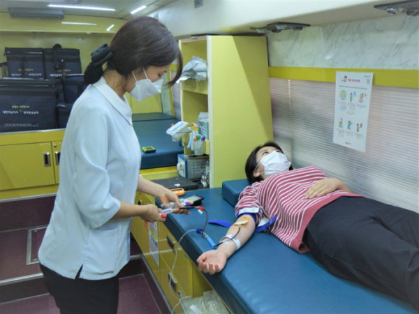 ▲한국타이어 직원이 21일 경기도 성남시 본사에서 진행된 코로나19 극복 ‘사랑나눔 헌혈 캠페인’에 참여하고 있다.  (사진제공=한국타이어)