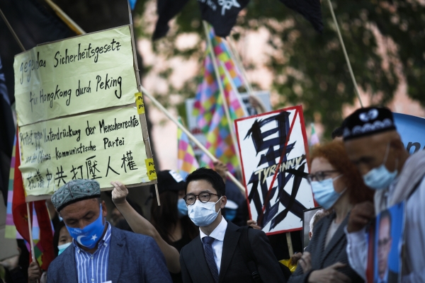 ▲독일 베를린에서 9월 1일(현지시간) 홍콩 시위대가 왕이 중국 외교부장 방문에 맞춰 시위를 하고 있다. 베를린/AP뉴시스
