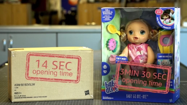 ▲미국 장난감 제조업체 해즈브로가 개발한 포장 상자(왼쪽). 기존 장난감 상자에서 인형을 꺼낼 때는 3분 30초가 걸리지만, 종이 포장 상자는 14초 밖에 들지 않는다. 출처 아마존뉴스 유튜브 영상 캡처
