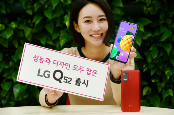 ▲LG전자가 올해 Q 시리즈 다섯 번째 제품인 'LG Q52'를 내놓으며 실속형 시장 공략을 강화한다. 모델이 LG Q52를 소개하는 모습 (사진제공=LG전자)