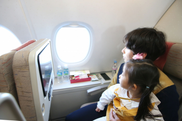 ▲아시아나항공이 지난달 24일 A380 항공기로 인천~강릉~포항~김해~제주~인천 상공을 비행하는 'A380 한반도 일주 비행'을 실시했다. 이날 A380에 탑승한 승객들이 창밖의 국토 풍경을 감상하고 있다. (사진제공=아시아나항공)