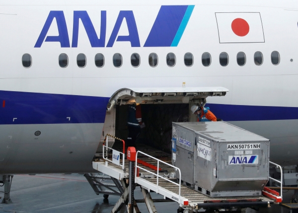 ▲ANA항공 직원이 23일 도쿄 하네다 공항에서 화물을 싣고 있다. 도쿄/로이터연합
