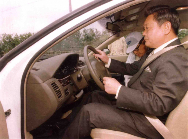 ▲고(故) 이건희 회장이 1997년 5월 12일 삼성자동차 부산공장 방문해 시험차량을 시승하고 있다.  (사진제공=삼성)