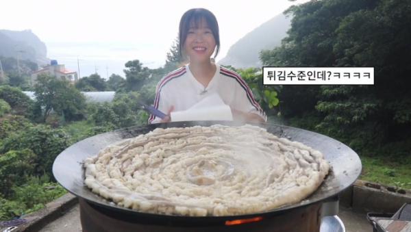 ▲쯔양 욕지도 곱창 먹방(사진=쯔양 유튜브채널 캡처)