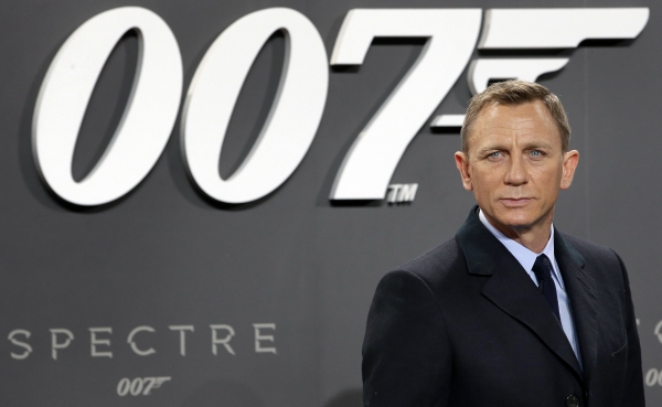 ▲배우 다니엘 크레이그가 지난 2015년 독일 베를린에서 열린 007 시리즈 전작 ‘007 스펙터’의 프리미엄 시사회에서 포즈를 취하고 있다. 베를린/AP뉴시스

