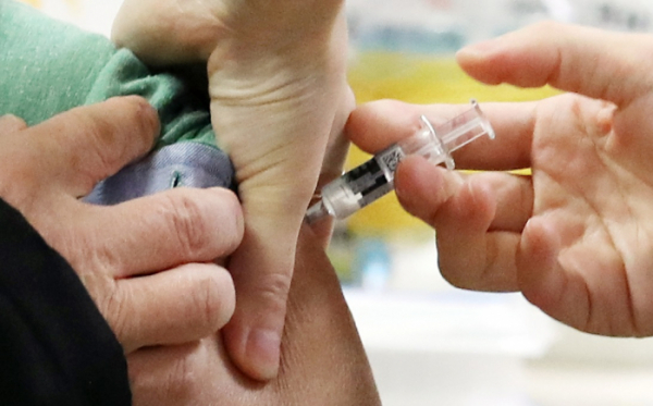 ▲독감백신의 불안감이 커지고 있는 가운데 26일 오전 인천시 동구 인천의료원에서 만 62~69세 사이의 어르신들의 무료독감 예방접종을 하고 있다.  (뉴시스)