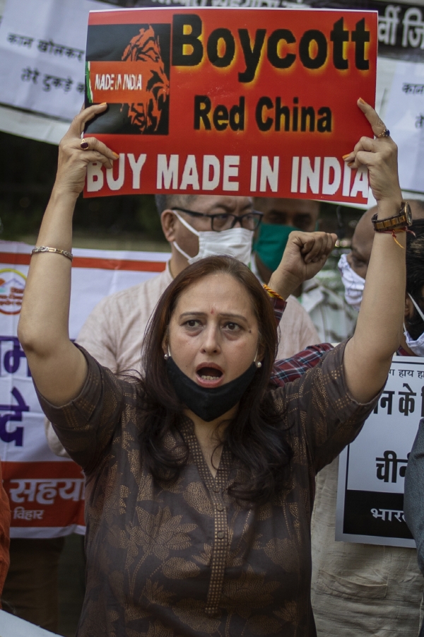 ▲인도 뉴델리에서 20일 반중 시위가 벌어진 가운데 한 여성이 중국 제품 불매운동 피켓을 들고 있다. 뉴델리/AP뉴시스

