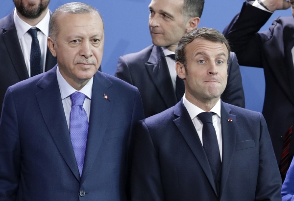 ▲레제프 타이이프 에르도안(왼쪽) 터키 대통령과 에마뉘엘 마크롱 프랑스 대통령이 1월 독일 베를린에서 열린 리비아 콘퍼런스에 참석해 사진 촬영을 하고 있다. 베를린/AP뉴시스