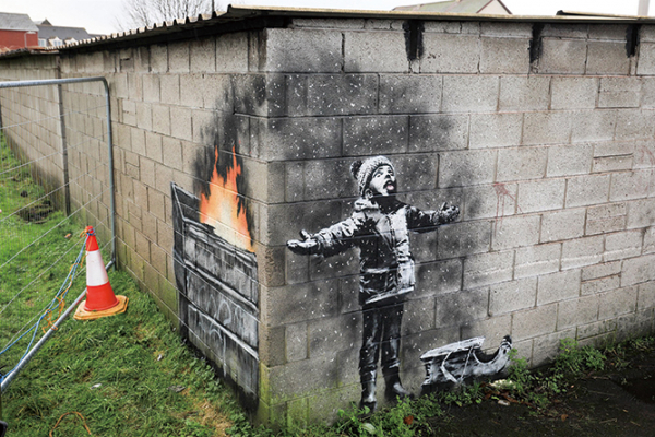▲대기오염이 심각한 영국의 한 도시 차고 벽에 그려진 뱅크시의 그라피티. 어린아이가 혀를 내밀어 맛보는 눈송이가 쓰레기통 속 불길에서 흩날리는 하얀 재라는 걸 보여준다. ⓒ Banksy