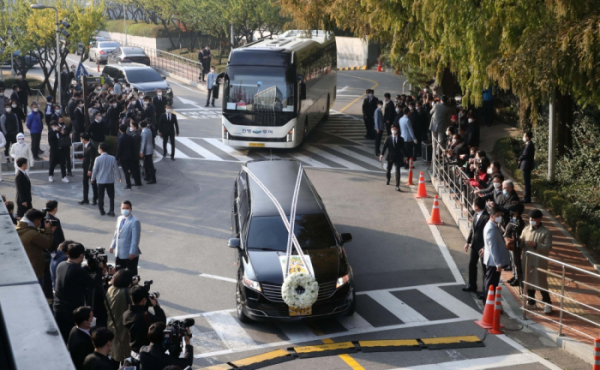 ▲28일 오전 고 이건희 삼성전자 회장의 운구차량이 서울 일원동 삼성의료원 장례식장을 빠져나오고 있다.  (신태현 기자 holjjak@)