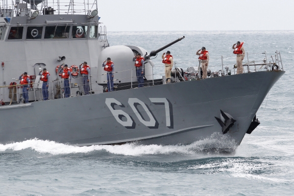 ▲대만 해군이 작년 5월 4일 신베이 연안에서 훈련 중 차이잉원 총통을 향해 경례하고 있다. 신베이/AP뉴시스
