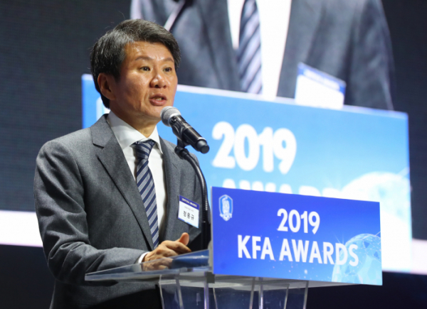 ▲정몽규 대한축구협회장이 지난해 12월 서울 중구 웨스틴조선호텔에서 열린 2019 KFA 시상식에서 환영사를 하고 있다.  (뉴시스)