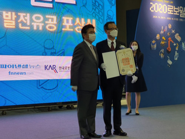 ▲안승욱 티로보틱스 대표는 28일 일산 킨텍스에서 개최한 ‘2020 기계로봇산업 발전유공 포상식’에서 대한민국 로봇산업 발전에 기여한 공로로 산업포장을 수상했다. (티로보틱스)