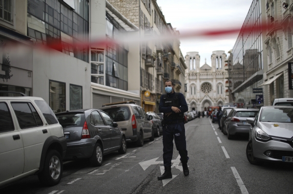 ▲현지시간(29일) 프랑스 니스의 노트르담 성당 근처에서 경찰관이 길을 통제하고 서 있다. 니스/AP뉴시스
