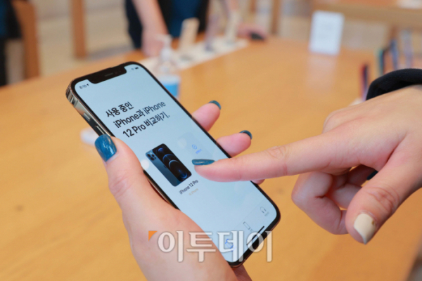 ▲애플 아이폰12, 아이폰12 프로 국내 출시일인 지난달 30일 서울 강남구 애플 가로수길에서 시민들이 아이폰 시리즈를 살펴보고 있다. (이투데이 DB)