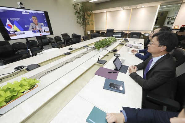▲KT 김영우 글로벌사업본부장(오른쪽)과 우크라이나 올가 부스라뷔에트 에너지부 장관(왼쪽)이 화상으로 MOU를 체결하고 있다. (사진제공=KT)
